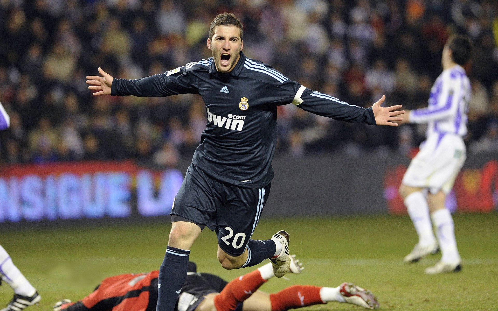 MILAN体育APP下载入口官网-德甲转会市场：豪门纷纷引援加强阵容，德甲转会规则